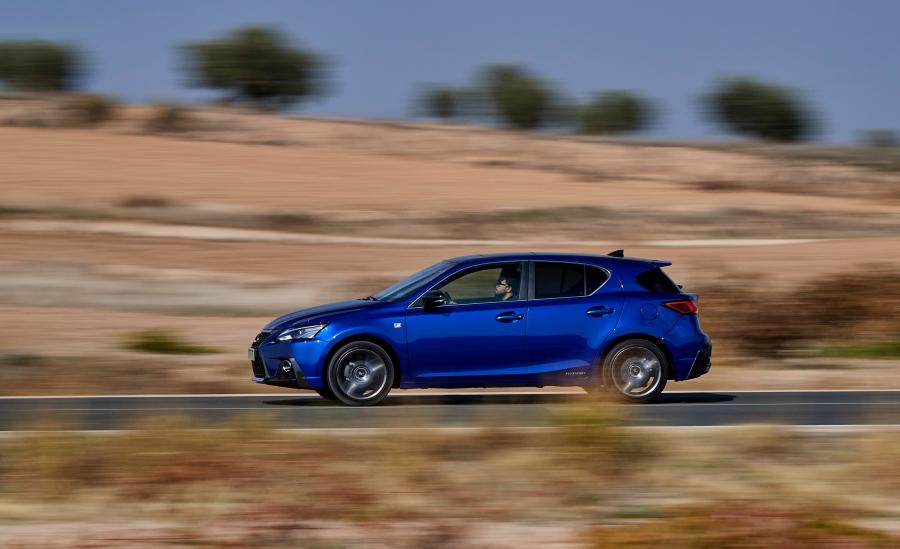  Lexus CT200h F-Sport 2017 года  (WW) (фото 17 из 25)